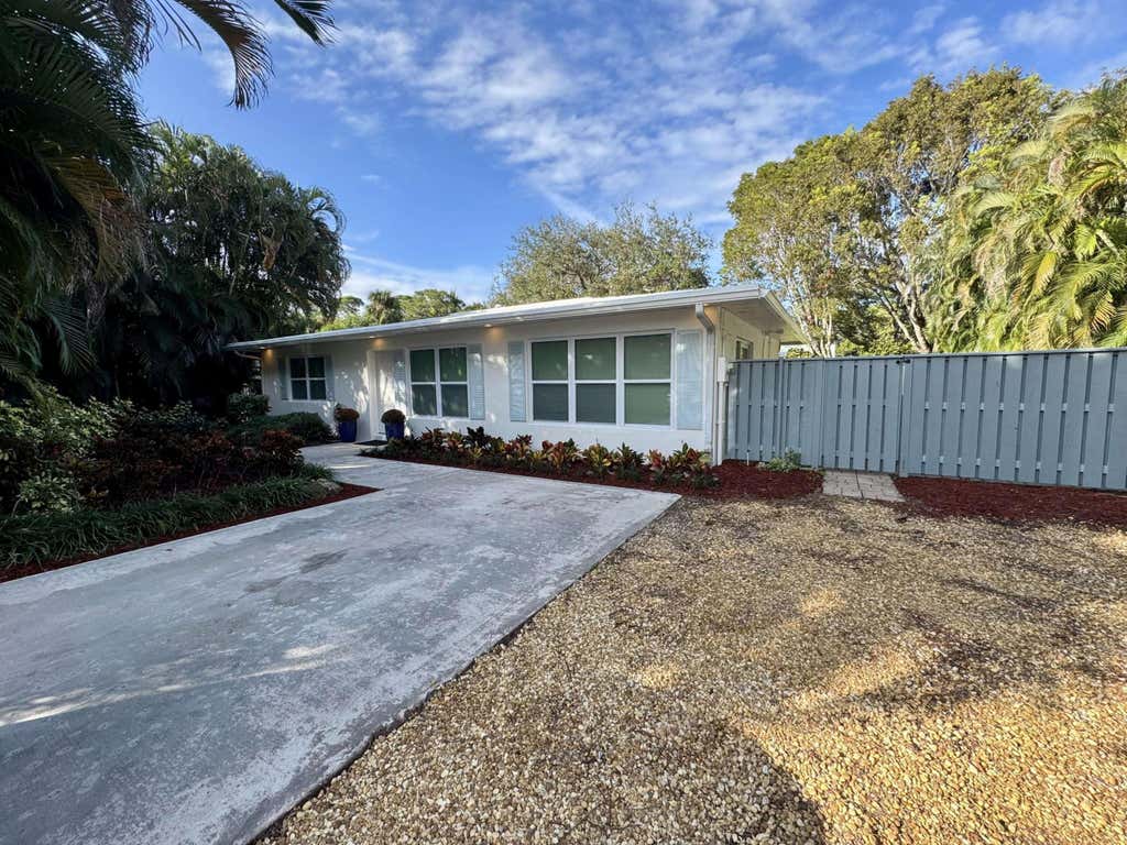 Photo of 219 OLD JUPITER BEACH Road, Jupiter, FL 33477 (MLS # B26055127)