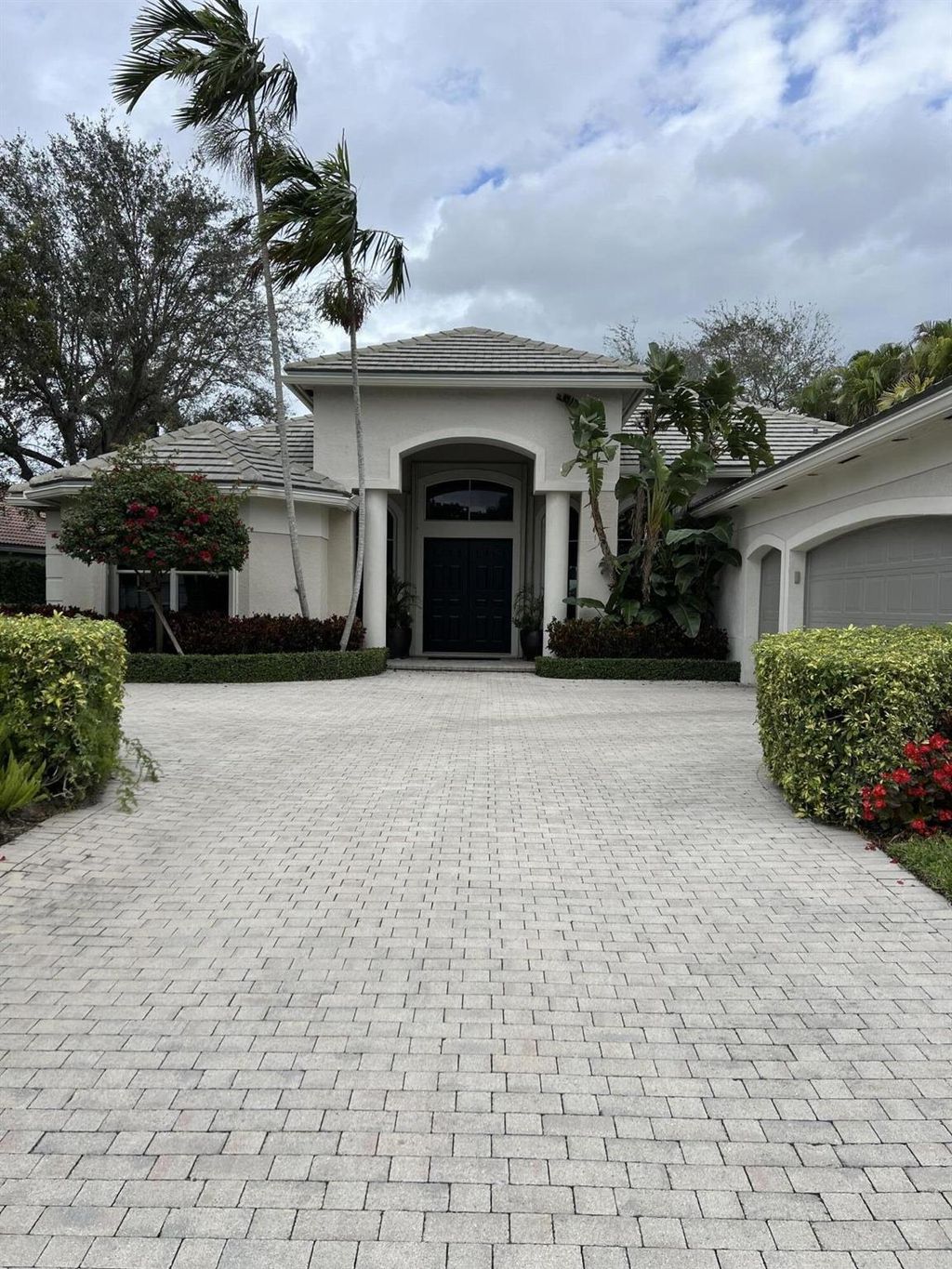 Photo of 17 Bermuda Lake Drive, Palm Beach Gardens, FL 33418 (MLS # R11045528)