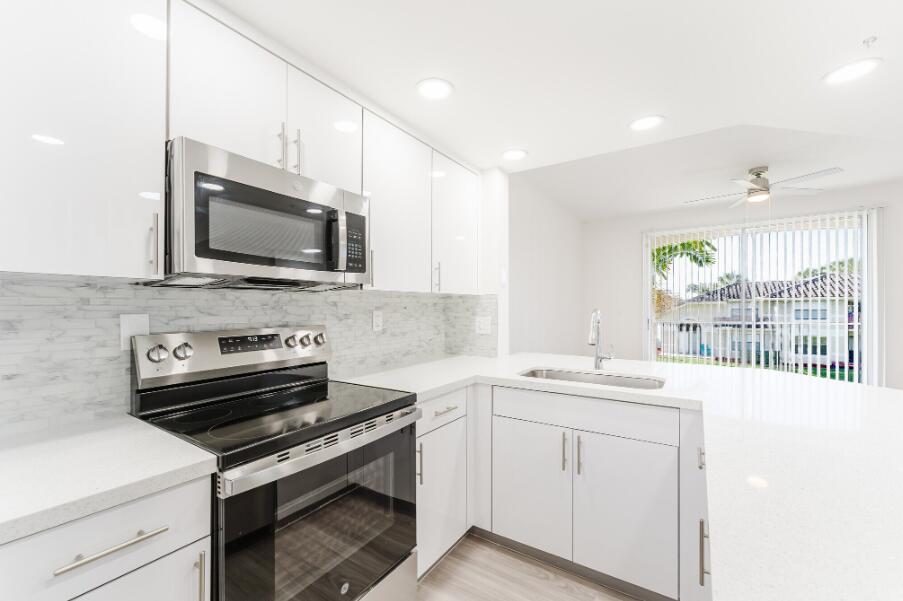 ESTADA OF LOS PASEOS - Residential Lease