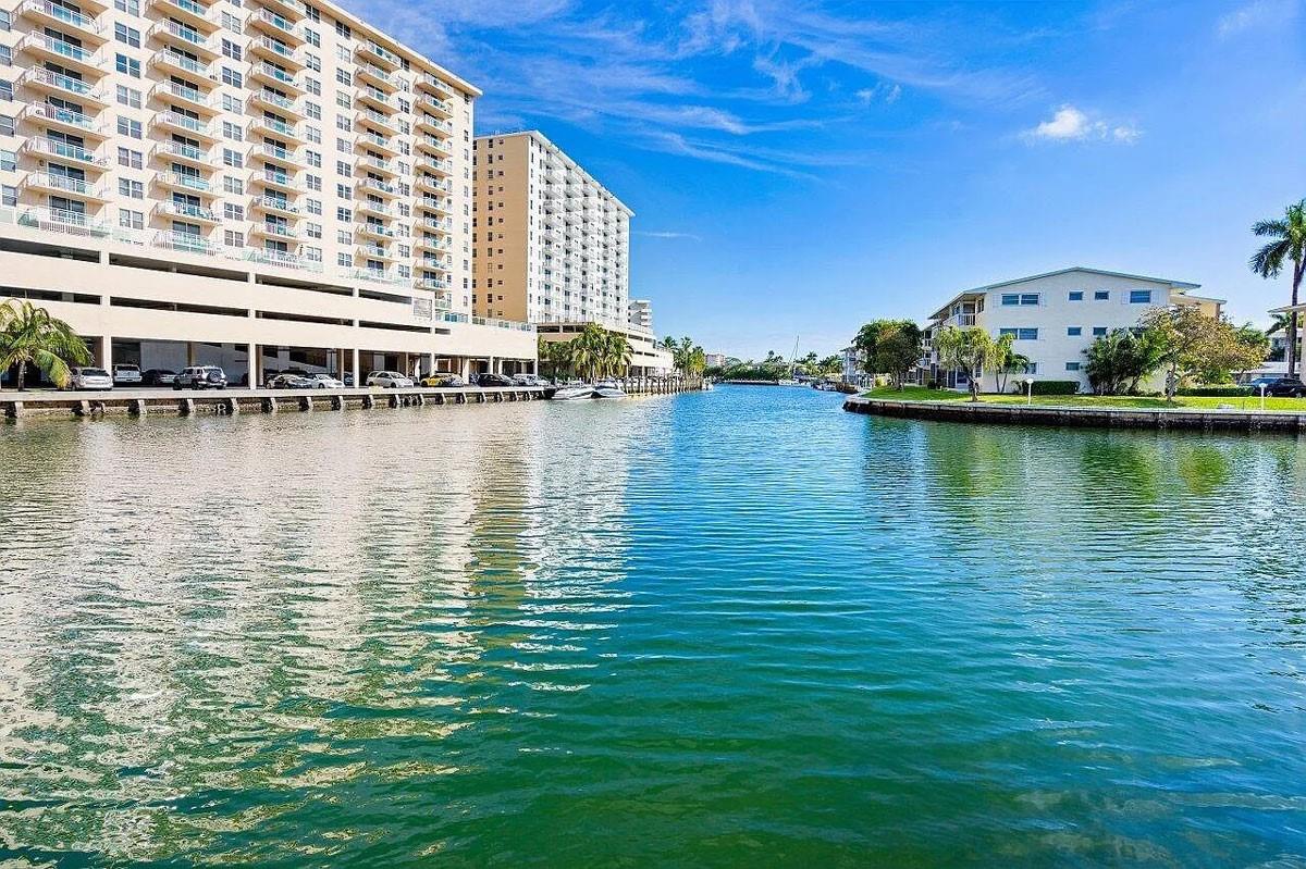 Beautifully furnished 2/2 condo for rent within walking distance to the beach, banks, doctors, restaurants, stores including Walmart. You don't need a car when you live in this area. The building has a swimming pool and a front door porch, where you can enjoy fresh air looking at the pool.
You will be happy living in this condo.