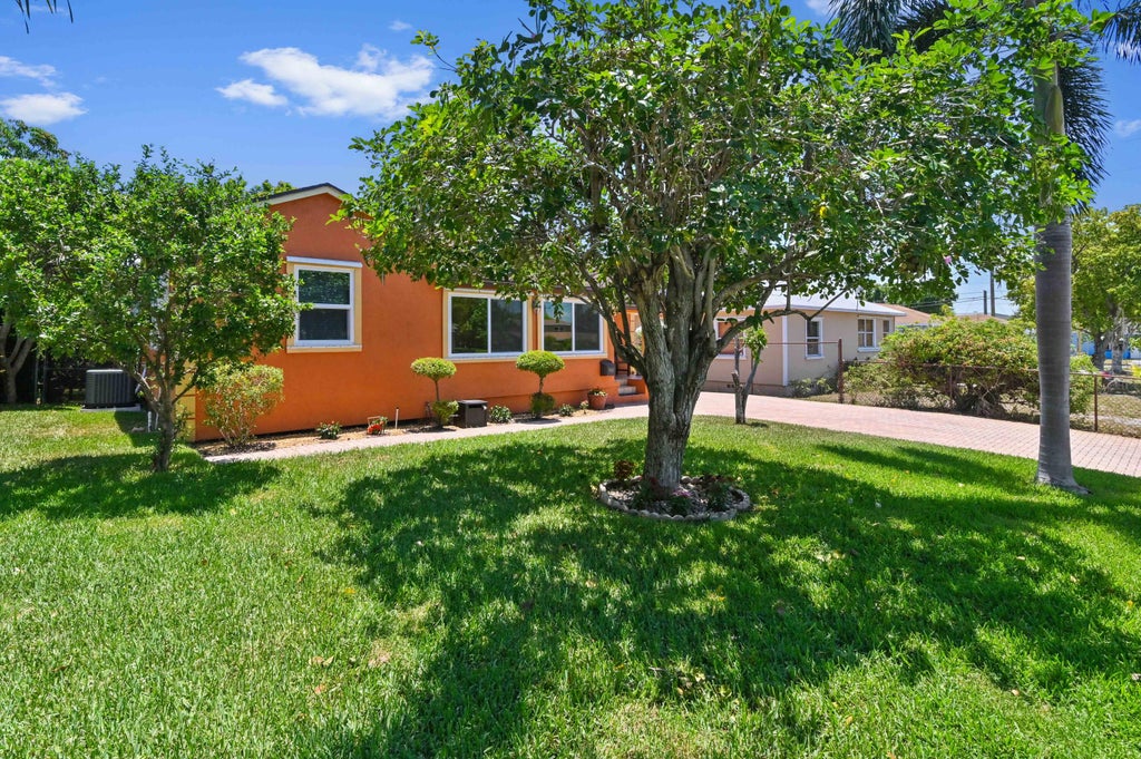 Photo of 934 35th Street, West Palm Beach, FL 33407 (MLS # R10992172)