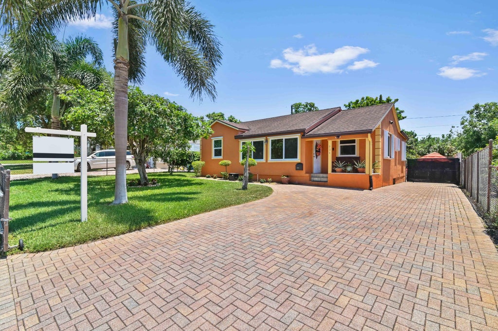 Photo of 934 35th Street, West Palm Beach, FL 33407 (MLS # R10992172)