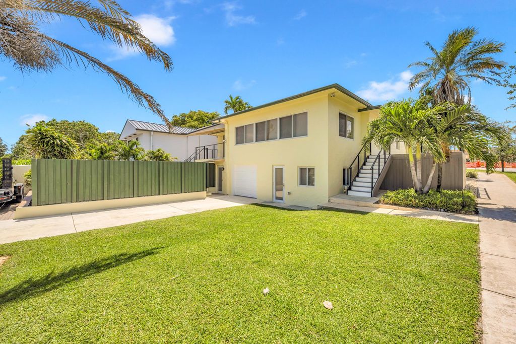 Photo of 606 N Victoria Park Road N, Fort Lauderdale, FL 33304 (MLS # B26020810)