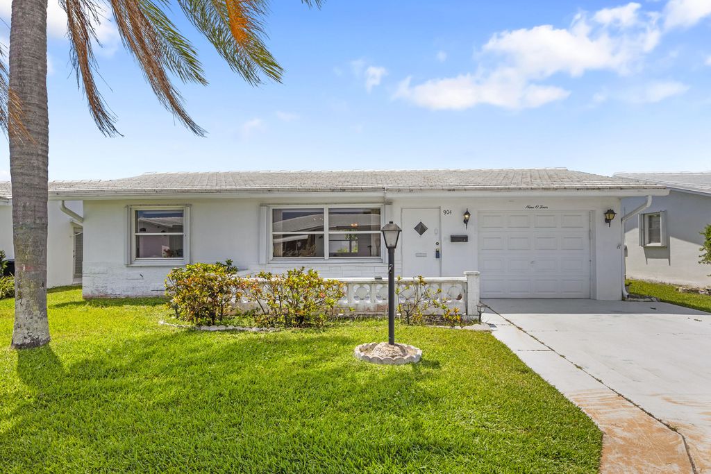 Photo of 904 SW 5th Court, Boynton Beach, FL 33426 (MLS # B26019753)