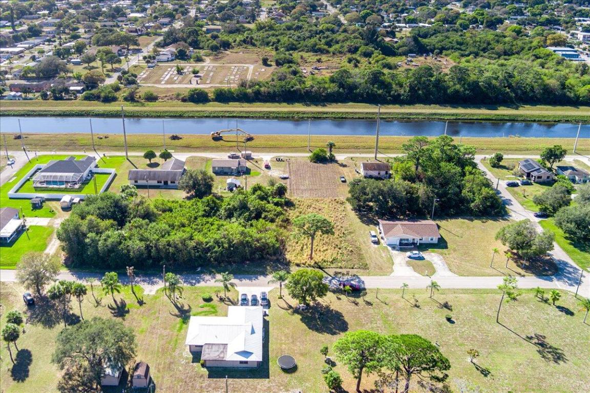 PARADISE PARK - Land