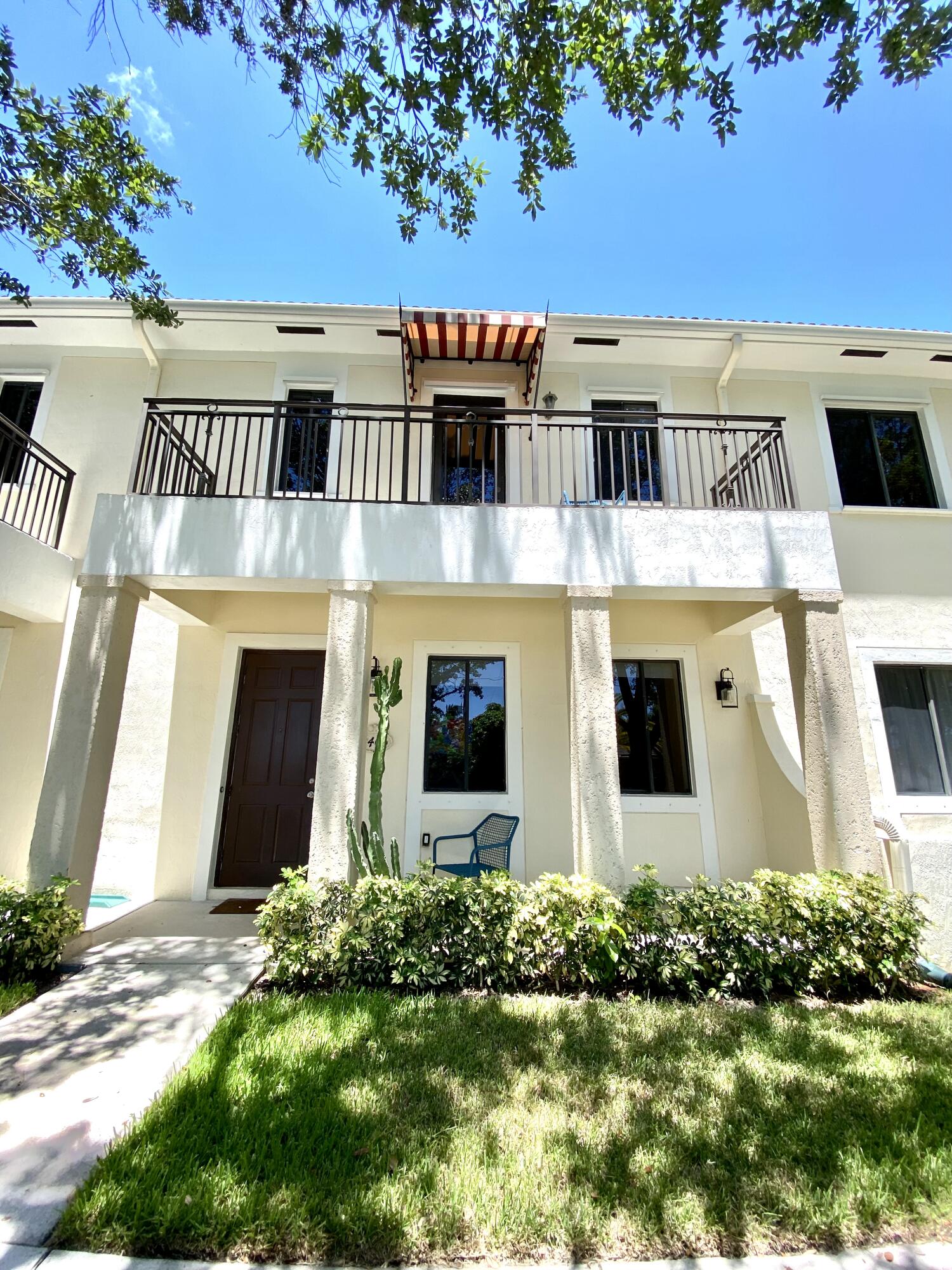 Townhouse w/ 2 car garage located in gated resort style community of Venetian Villas. Community pool, lush landscaped, gated, large bedrooms, walk-in closets, 3 bedrooms, 2.5 bathrooms, upgraded kitchen with custom cabinetry, granite countertops, stainless steel appliances, and much more. Call today for showing!