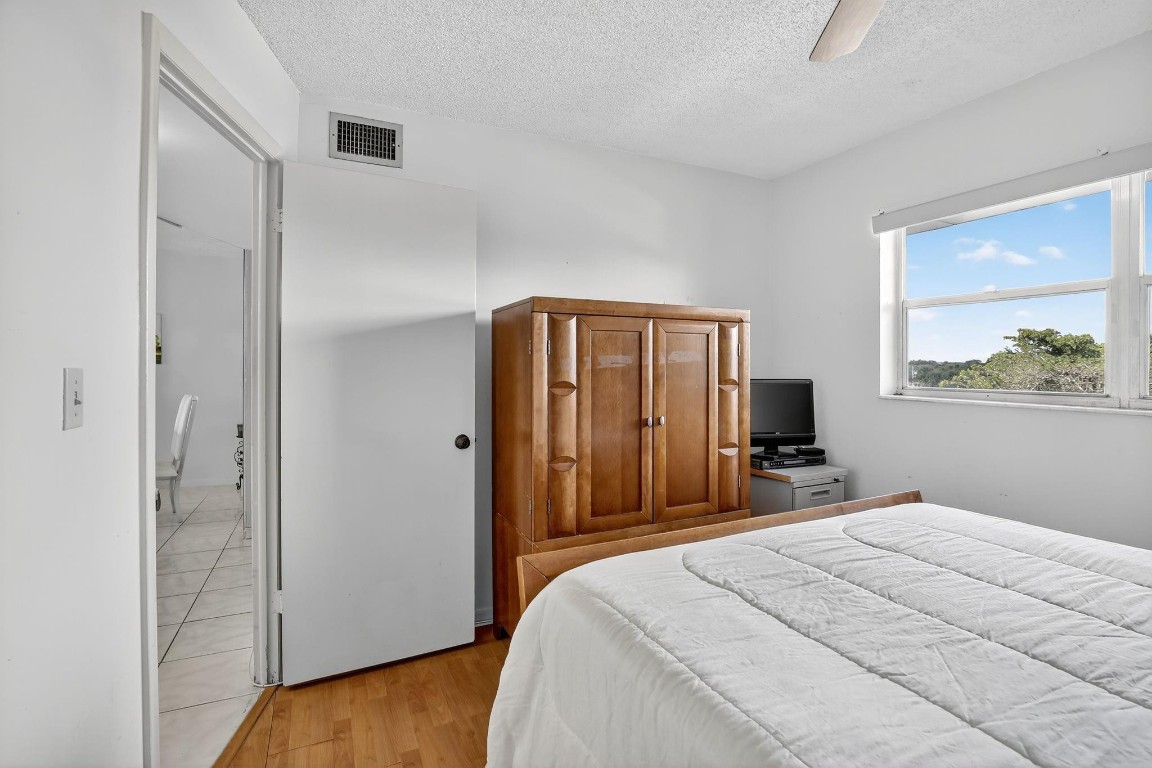 SUNRISE LAKES - Residential