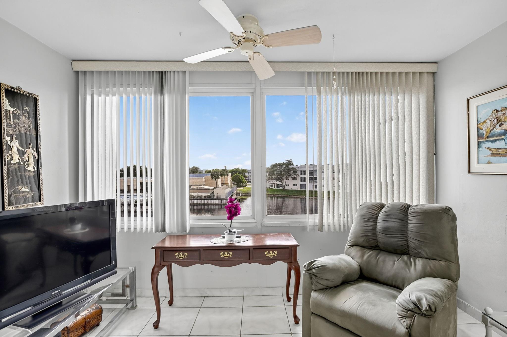 SUNRISE LAKES - Residential