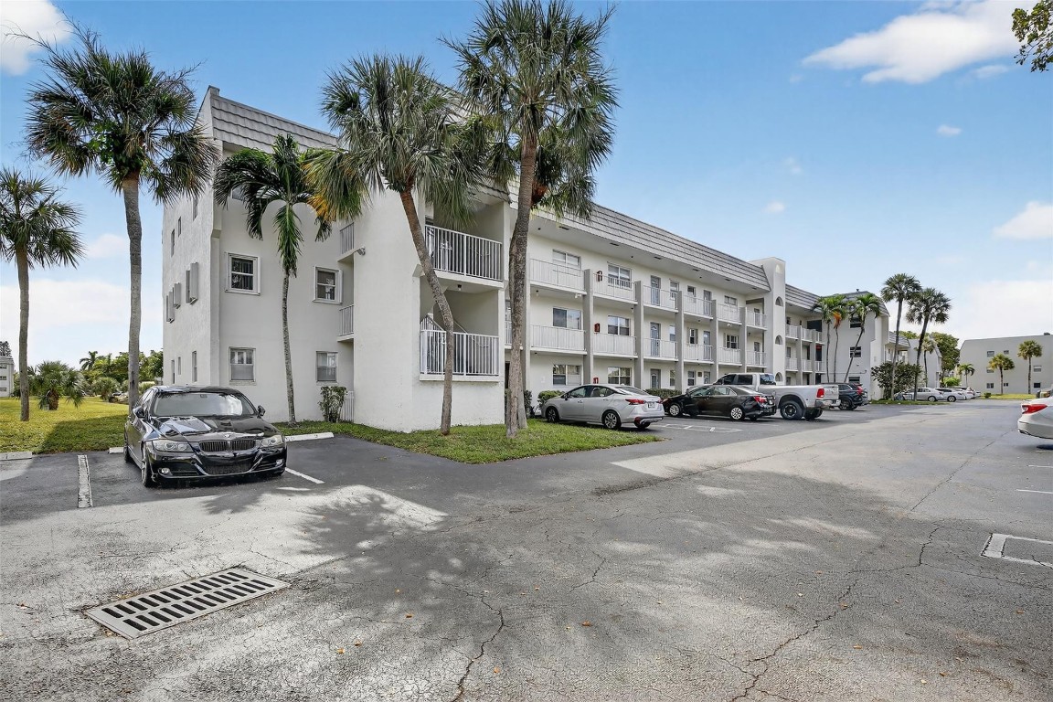 SUNRISE LAKES - Residential