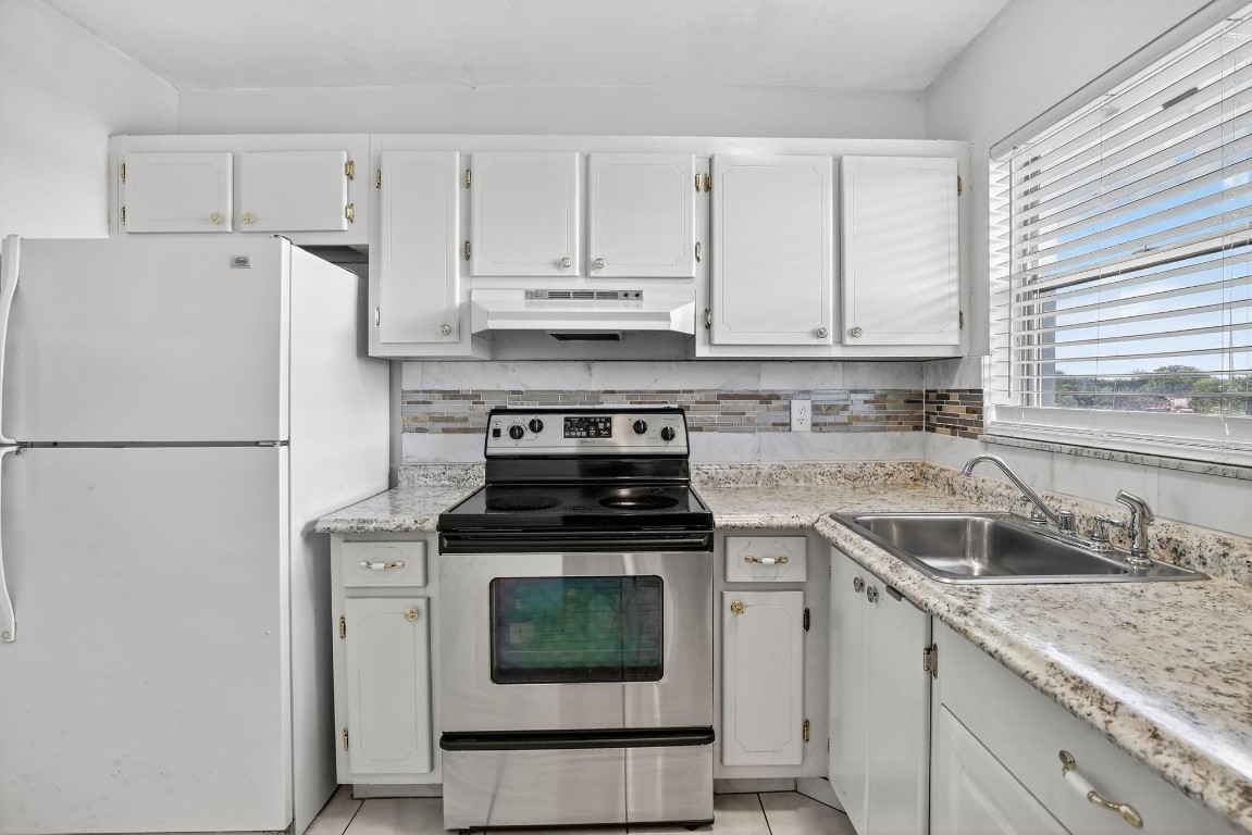 SUNRISE LAKES - Residential