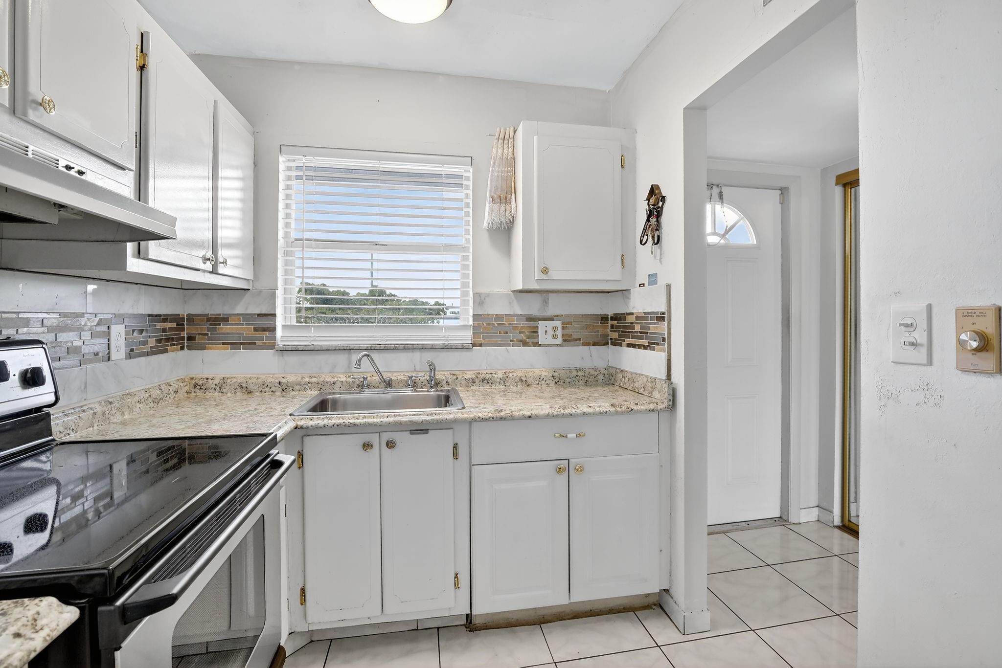 SUNRISE LAKES - Residential