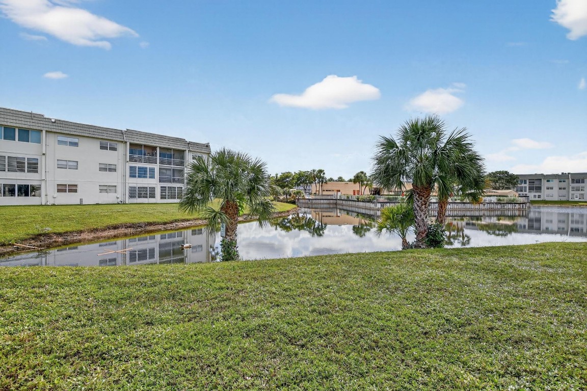 SUNRISE LAKES - Residential