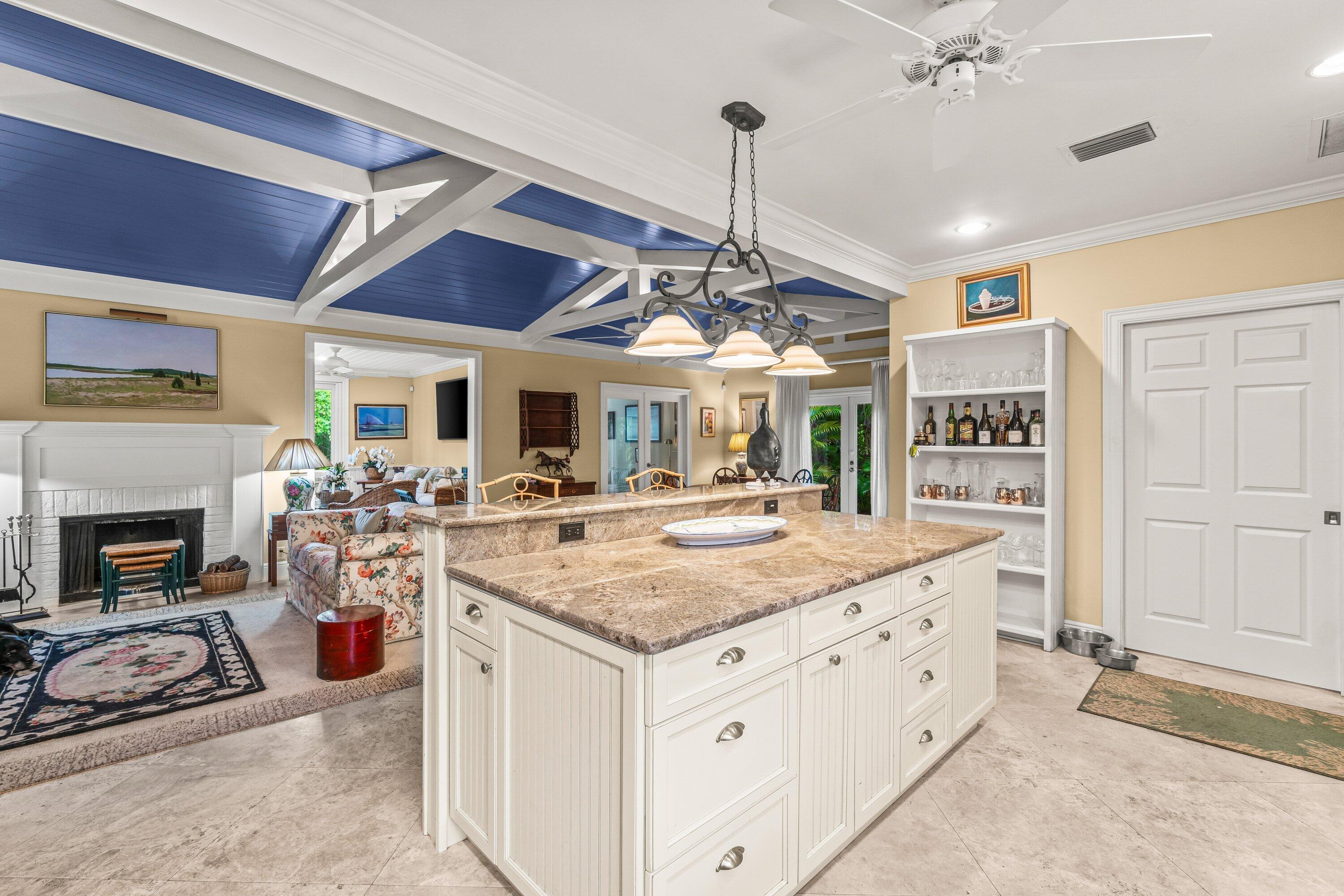 TROPICAL SHORES - Residential