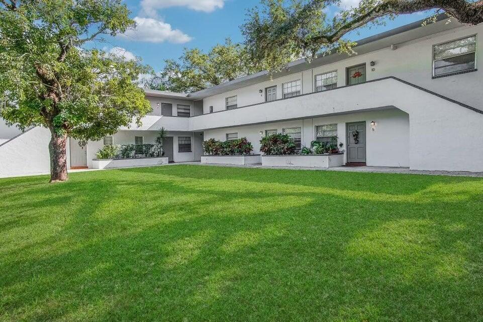 Spacious 2 Bedroom Apartment in Riverside Park, East Fort Lauderdale This unit offers the perfect blend of comfort and convenience, featuring tile flooring, central A/C, spacious kitchen and bathroom. Residents will enjoy the added convenience of an on-site laundry facility. The rent includes both water and trash services. Situated in a great neighborhood known for its quiet and serene atmosphere. This apartment is also ideally located near major highways for easy commuting. Move-in requires the first month's rent and two security deposits. Don't miss out on this great opportunity.