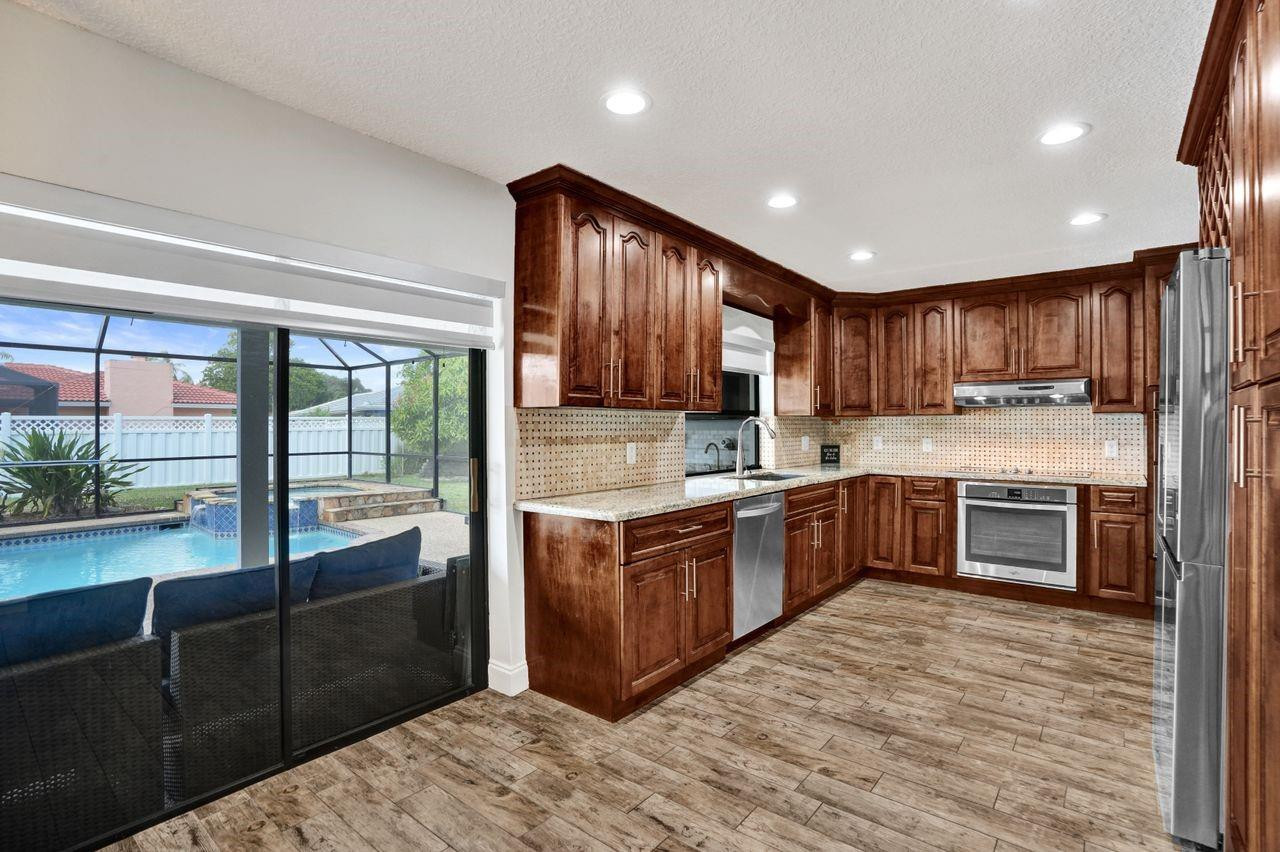 Oak Wood 80-39 B - Residential