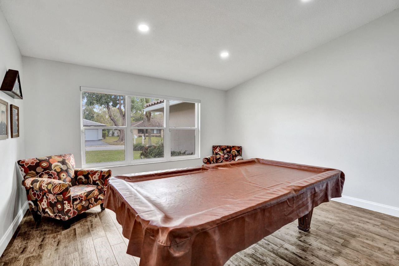 Oak Wood 80-39 B - Residential