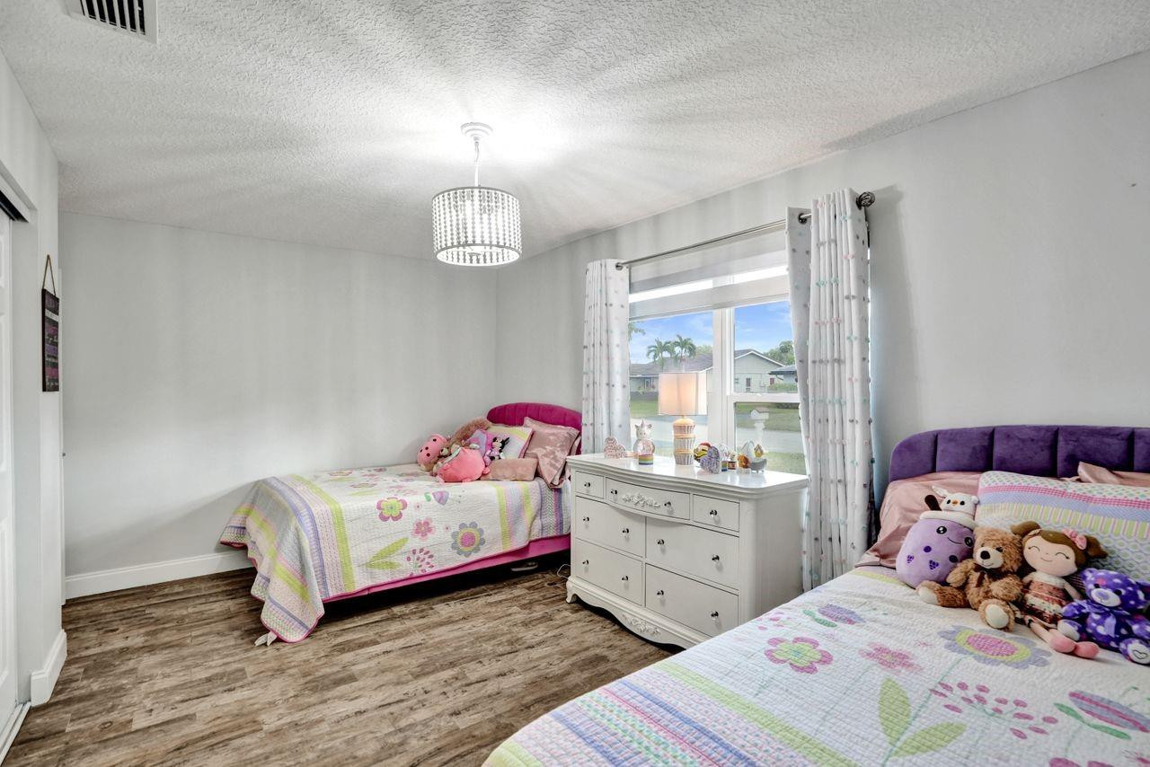 Oak Wood 80-39 B - Residential