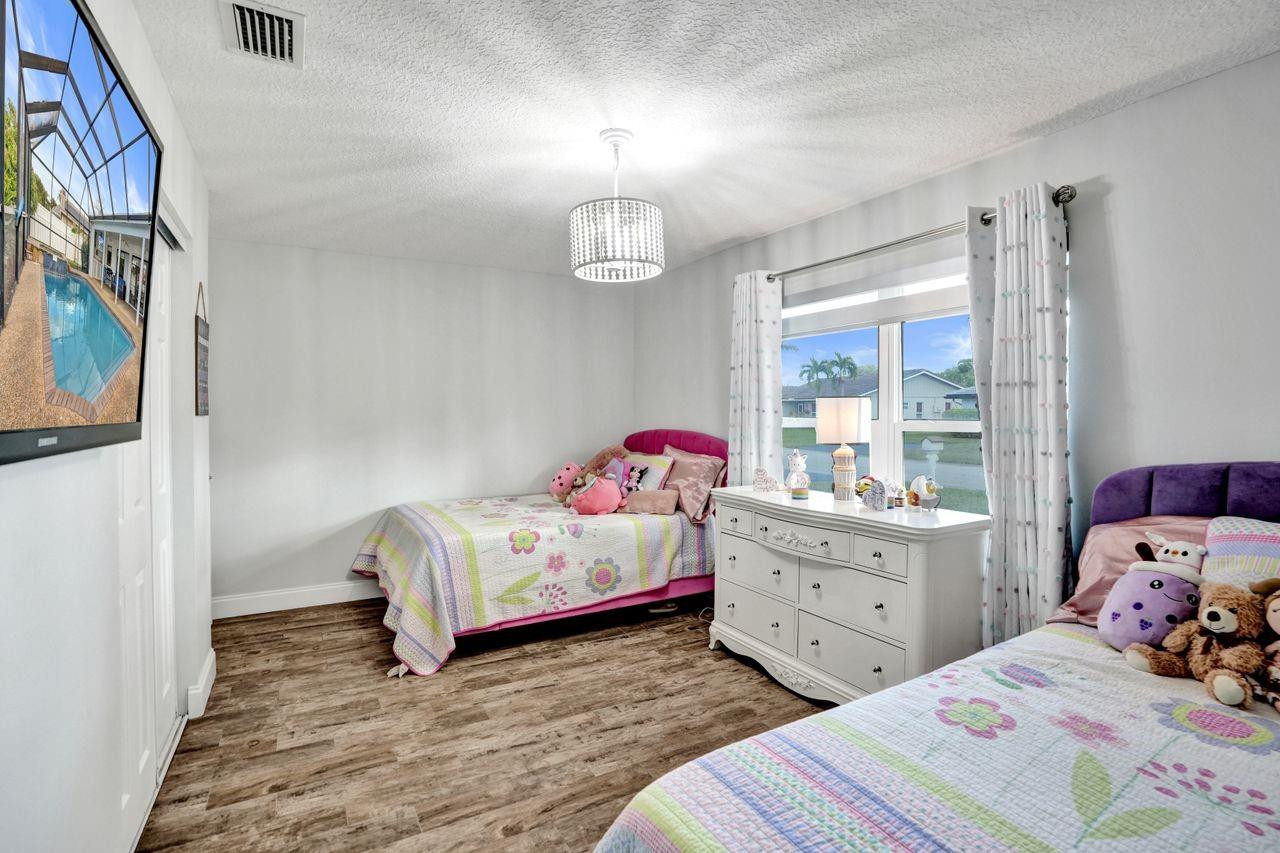 Oak Wood 80-39 B - Residential