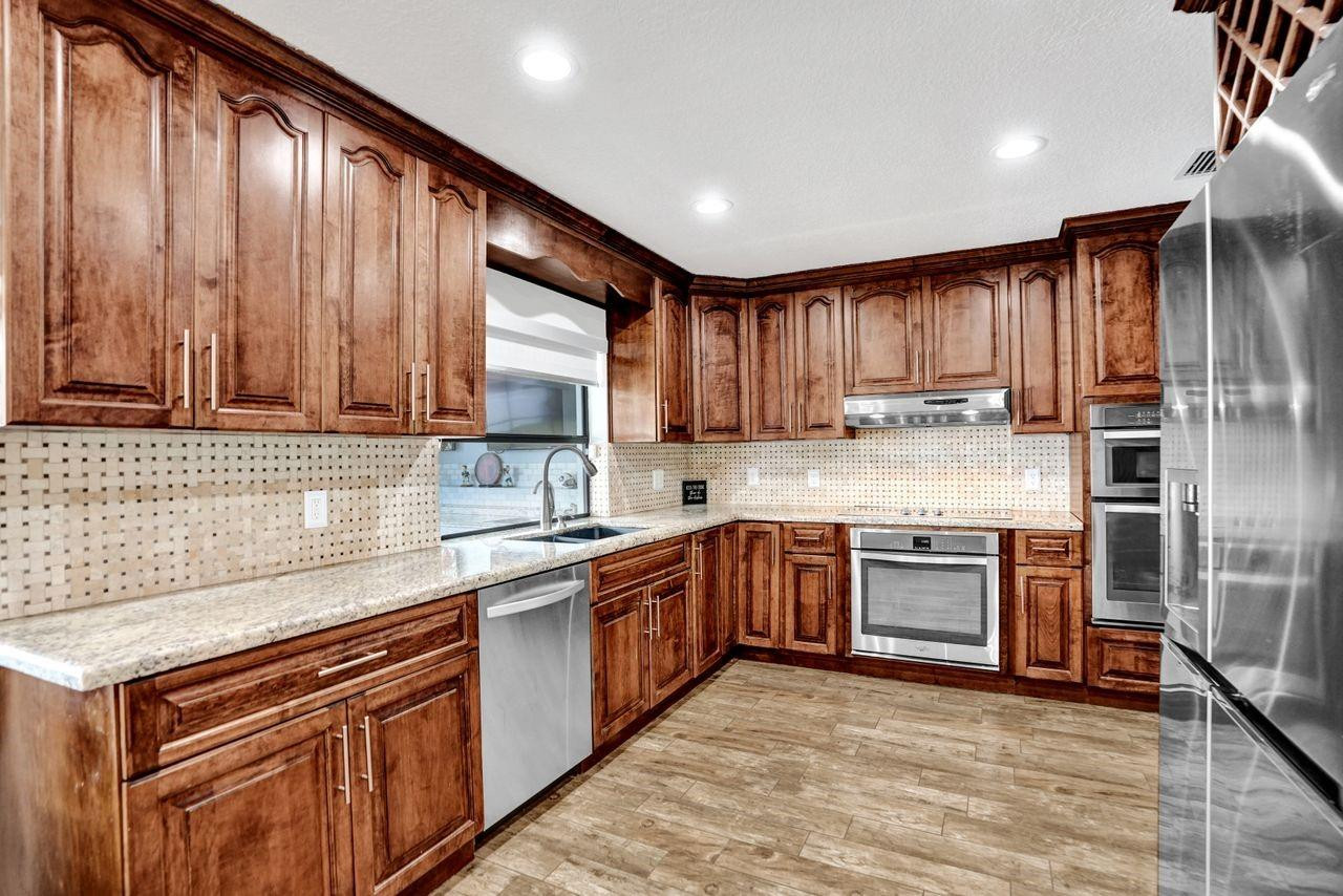 Oak Wood 80-39 B - Residential