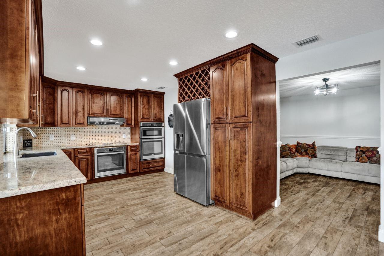 Oak Wood 80-39 B - Residential