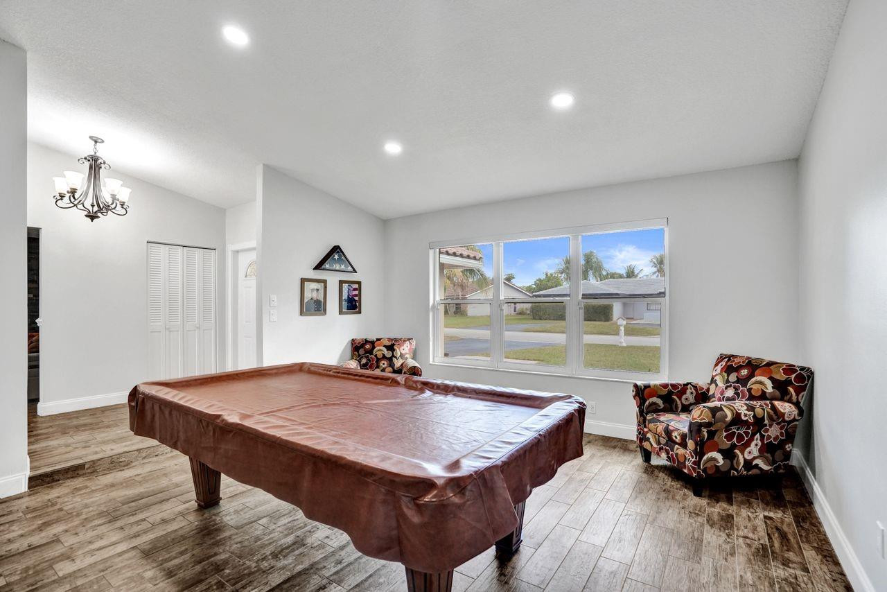 Oak Wood 80-39 B - Residential