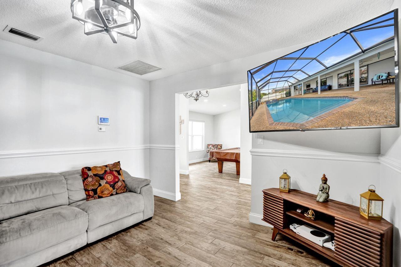 Oak Wood 80-39 B - Residential