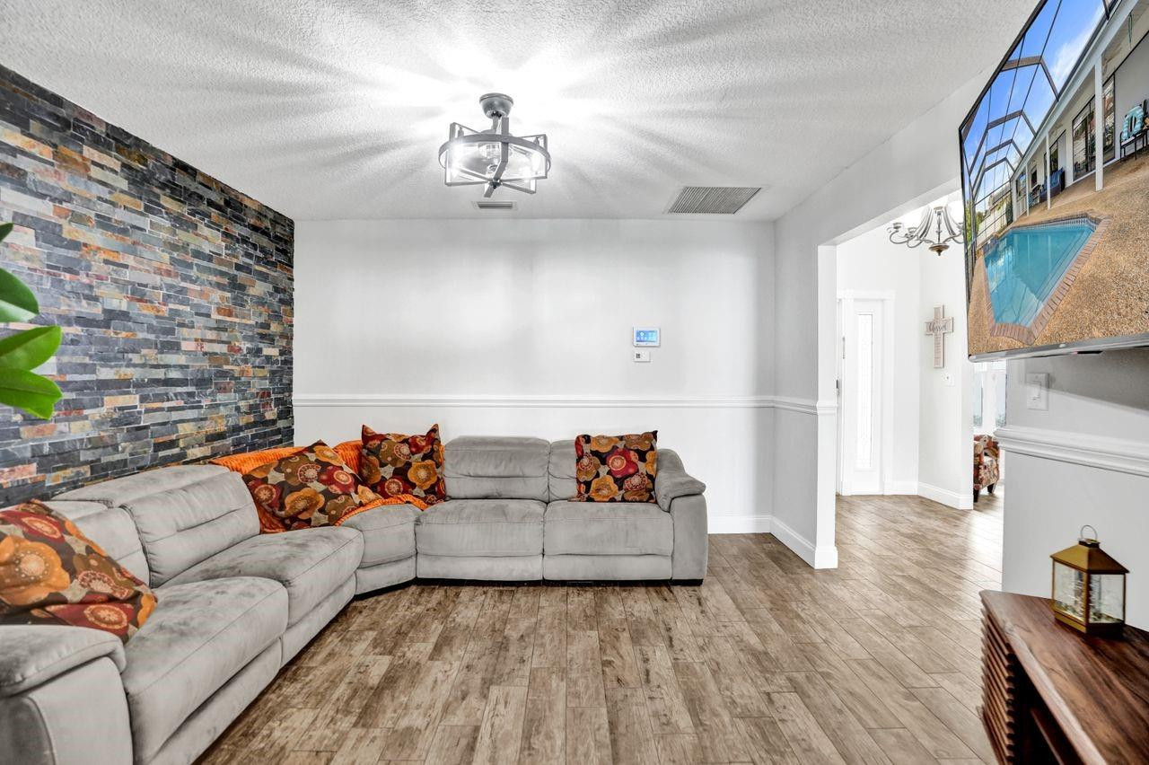 Oak Wood 80-39 B - Residential