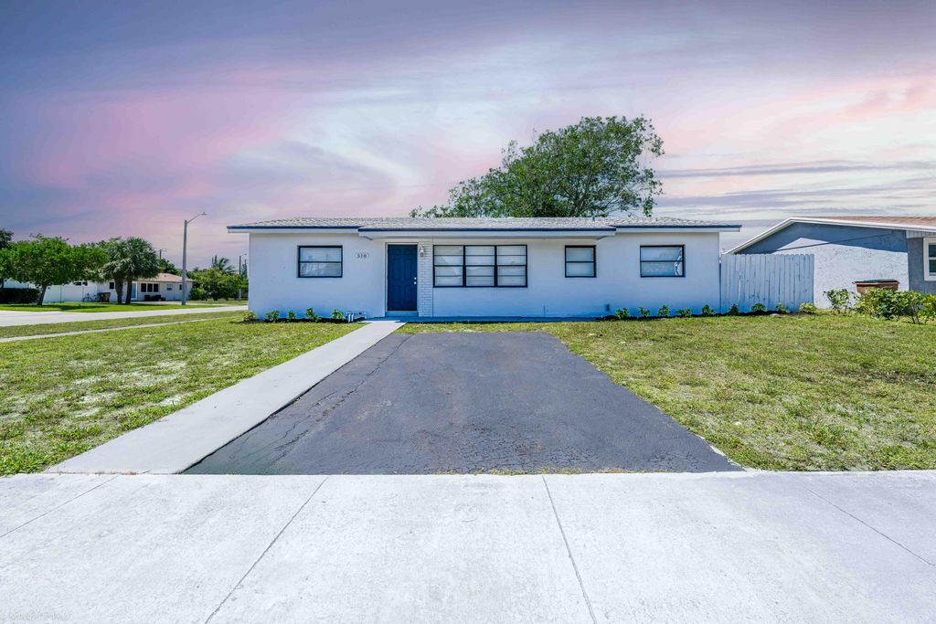 Photo of 510 SW 13th Place, Deerfield Beach, FL 33441 (MLS # B26026959)
