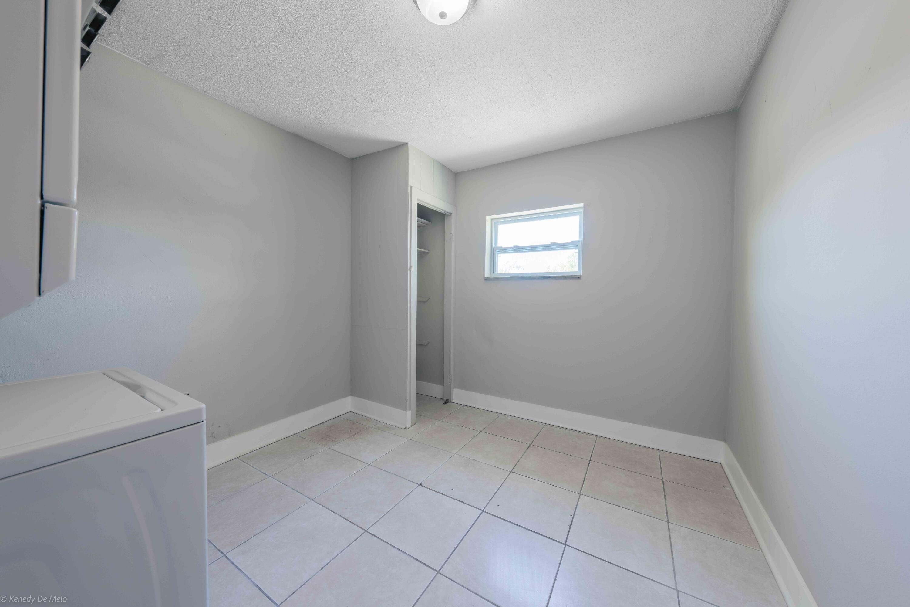 COMMONWEALTH MANOR - Residential Lease