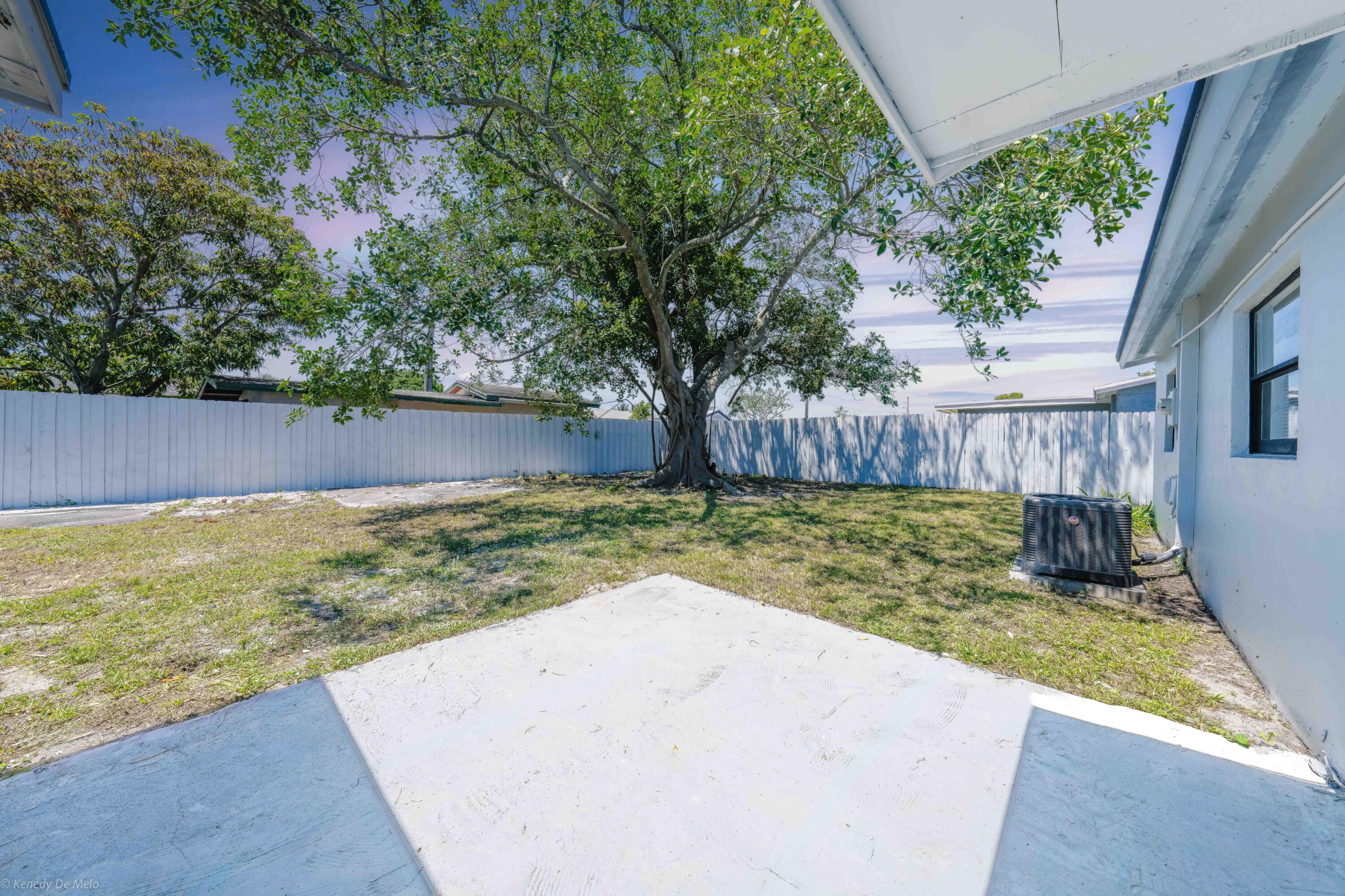 COMMONWEALTH MANOR - Residential Lease