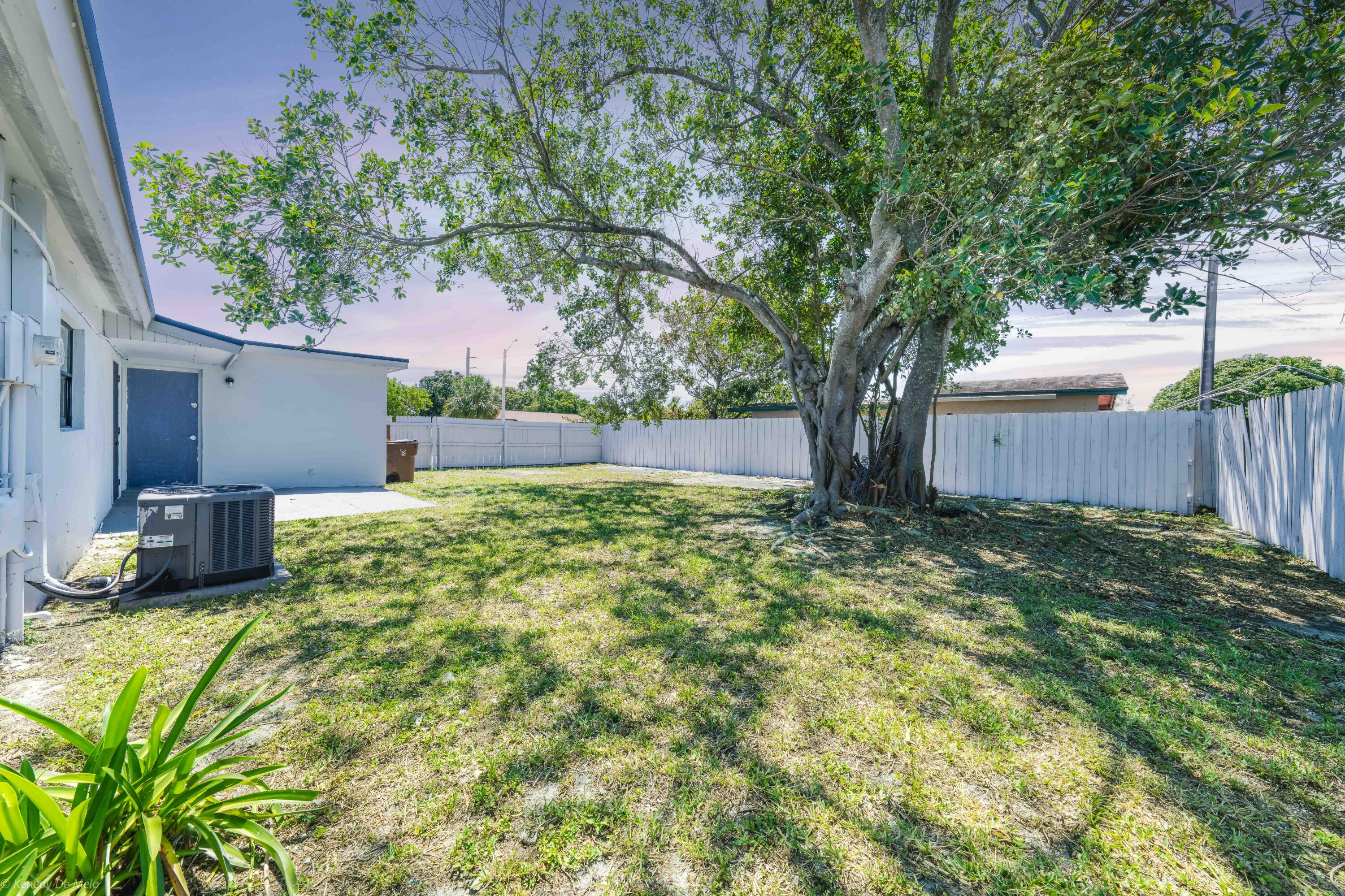 COMMONWEALTH MANOR - Residential Lease