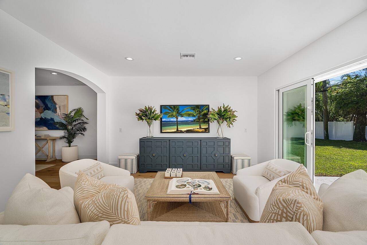 1615 E Camino Del Rio