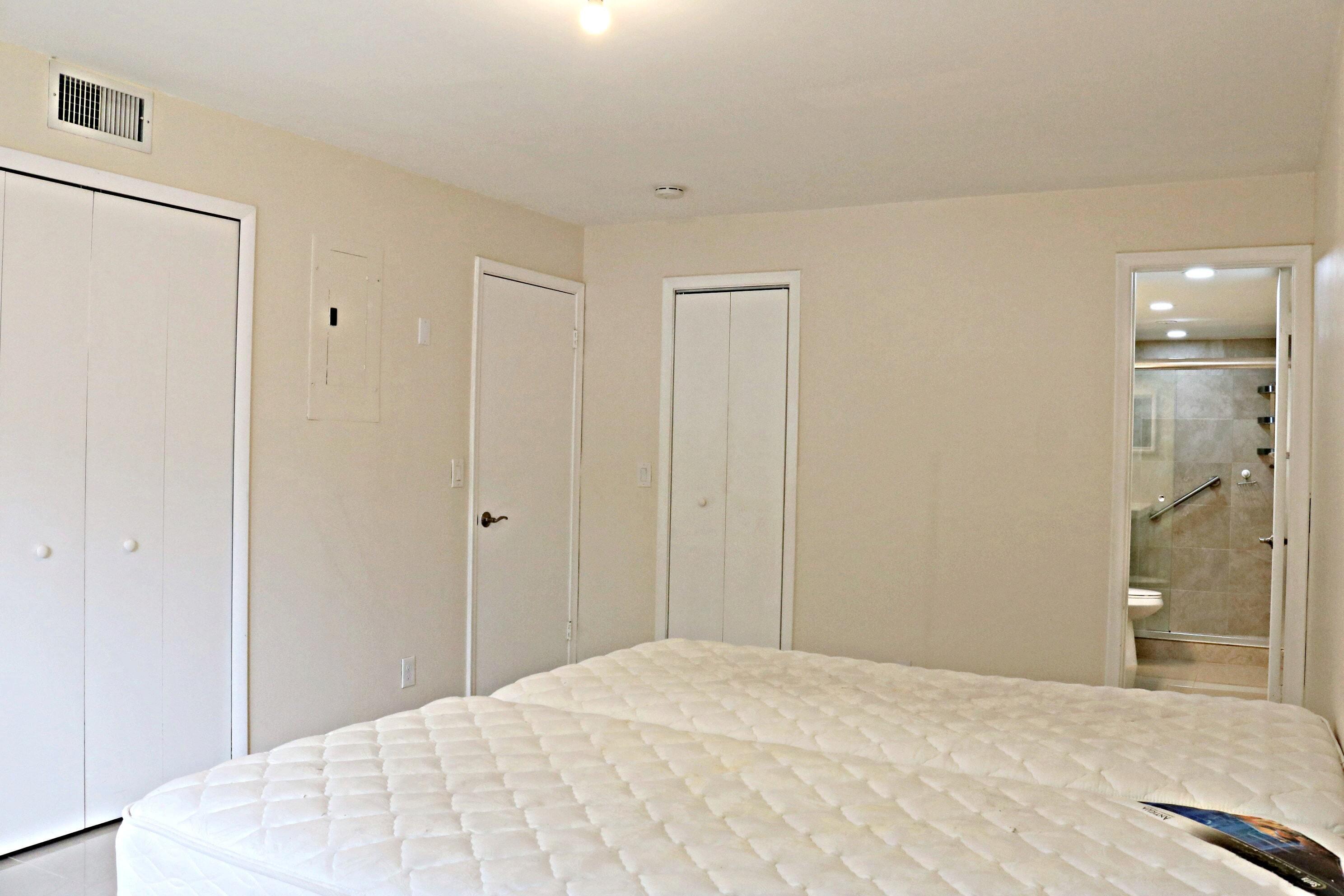 VILLAGE ROYALE ON THE GREEN CONDO - Residential Lease