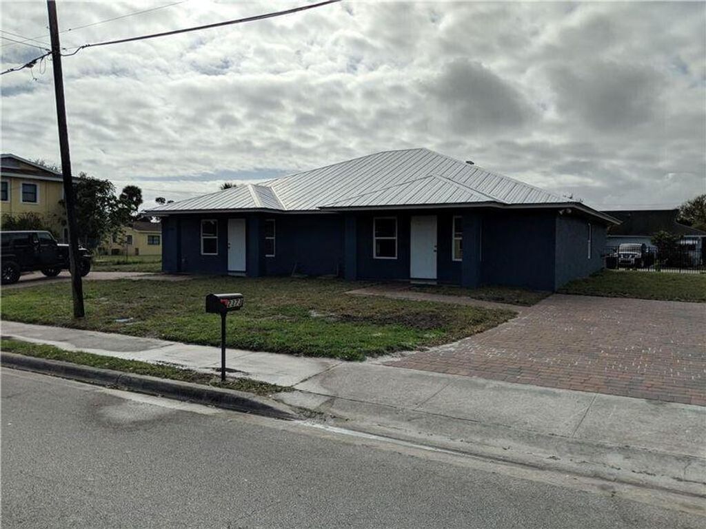 Photo of 2371 Avenue I, Fort Pierce, FL 34950 (MLS # R10944884)