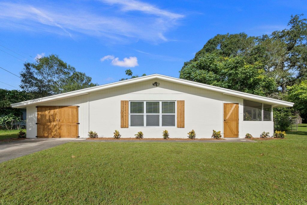 Photo of 2709 S 28th Street, Fort Pierce, FL 34981 (MLS # R10914372)