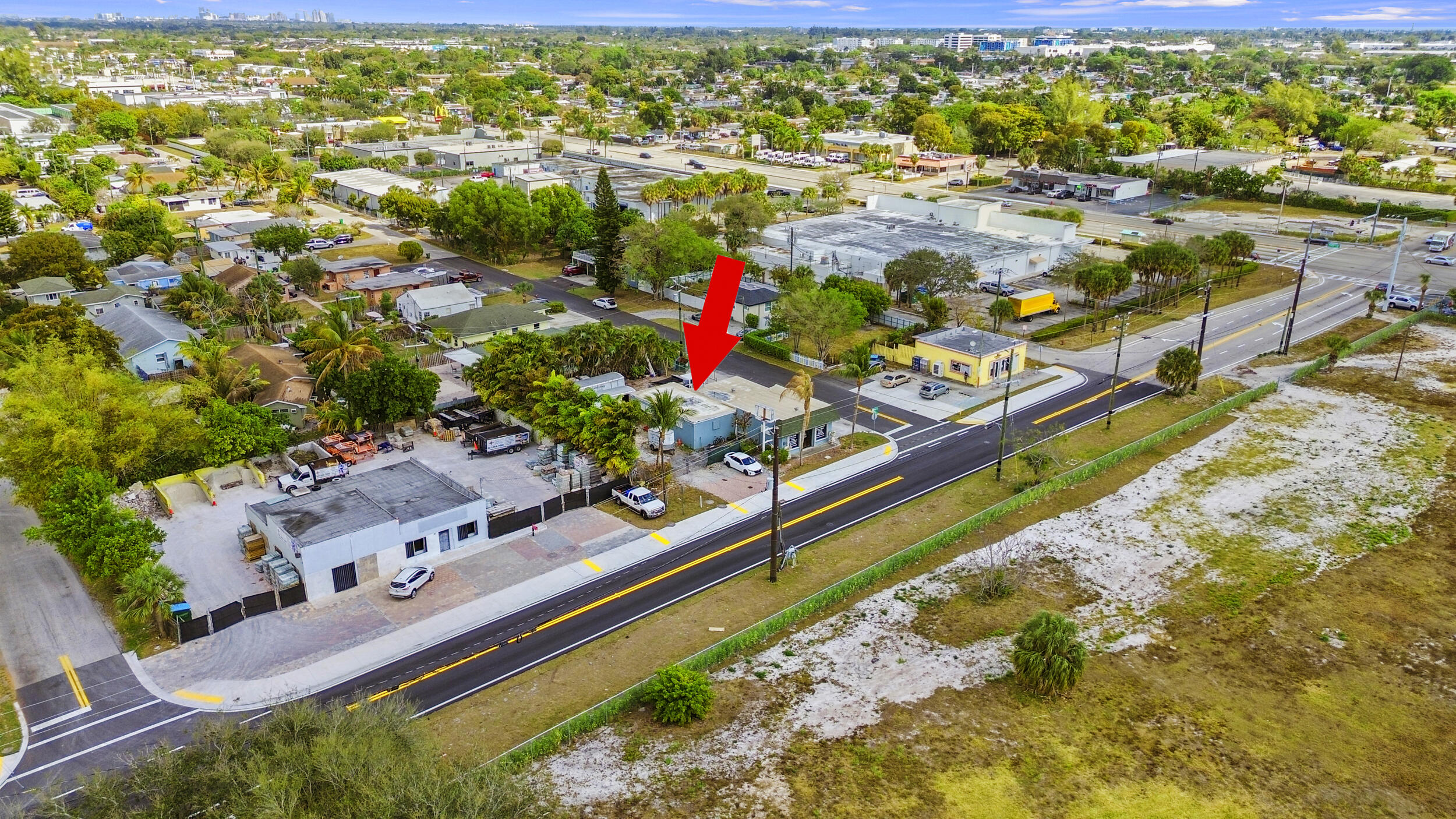 Main image without alt text