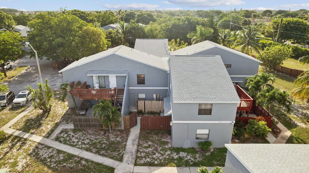 Photo of 4 Crossings Circle #D, Boynton Beach, FL 33435 (MLS # R11108437)