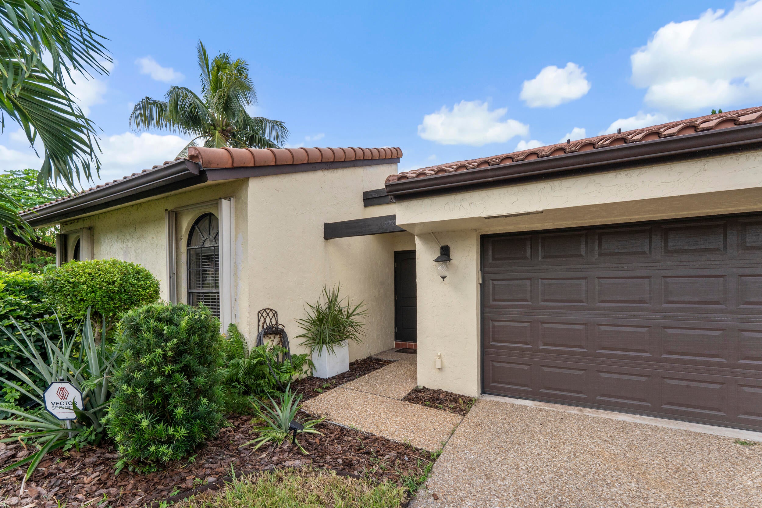 7029 GOLF POINTE Circle