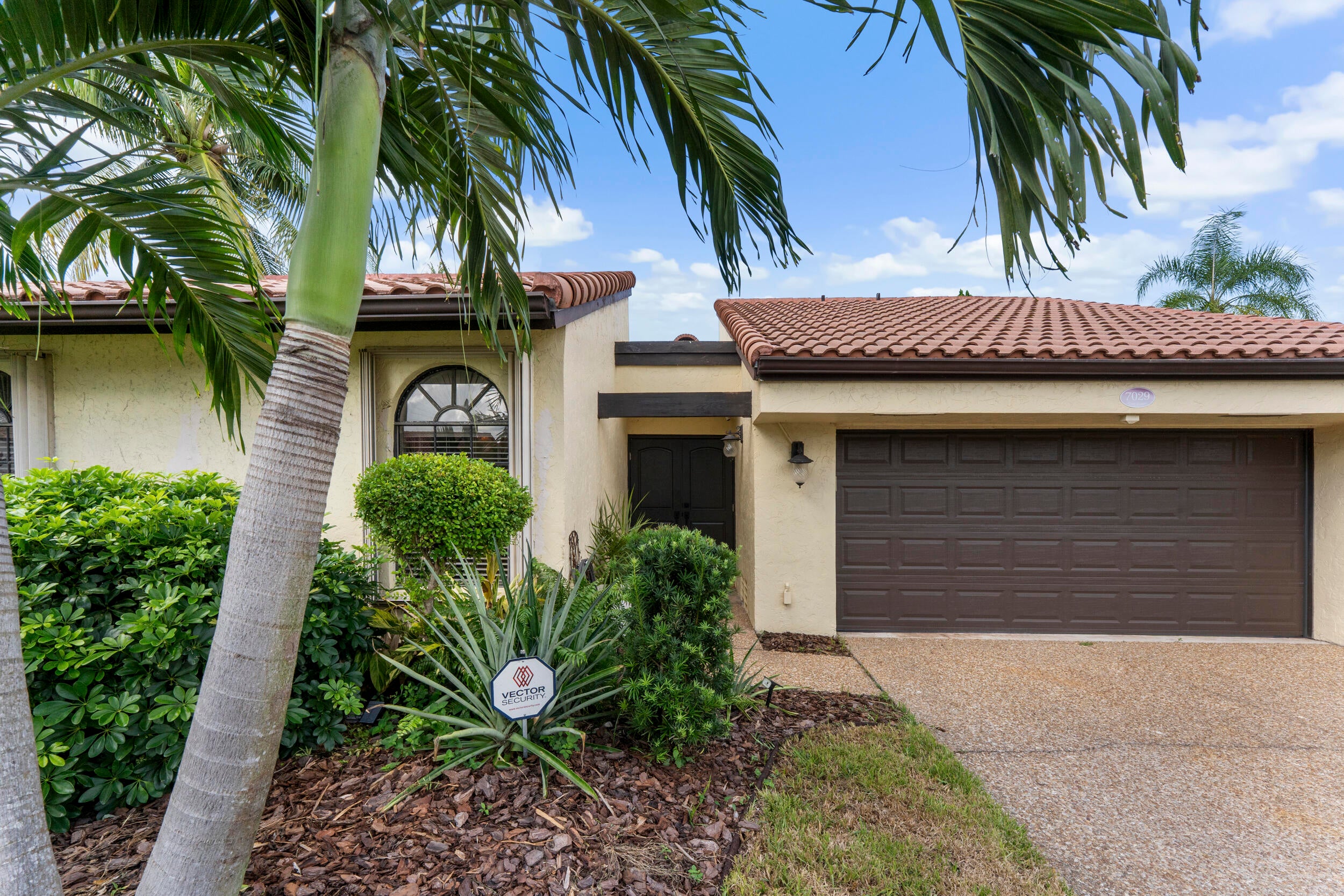 7029 GOLF POINTE Circle