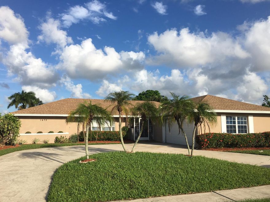 Updated Wellington 3 bedroom 2 bath single family home without an HOA!New Roof in 2017, along with the patio roof. New laminate floors throughout entire house. New kitchen cabinets and granite counter tops. Kitchen Island allows for movement in the middle of the kitchen, or on the side wall. All new stainless steel appliances. Bathrooms have double sinks in master bathroom and guest bathroom. Separate indoor laundry room with new washer & dryer. Huge circular driveway, large screened patio. All located on corner lot, without an HOA!