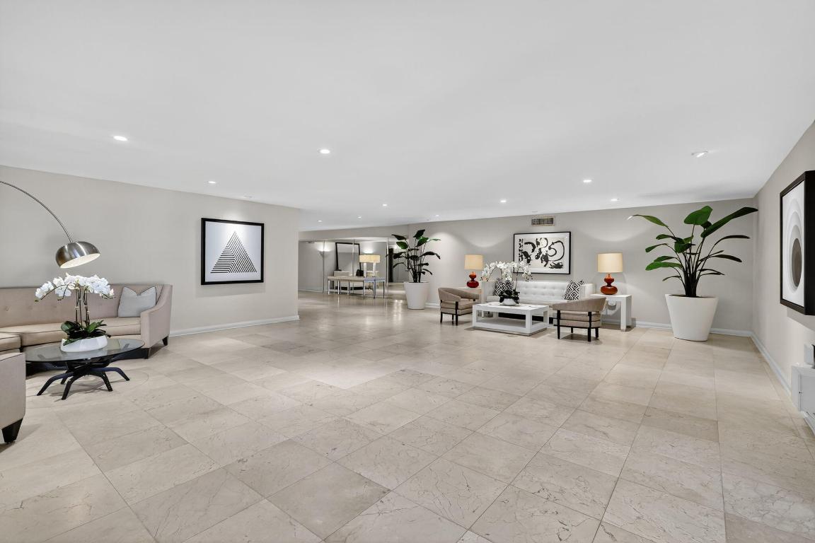 REEF CONDO - Residential