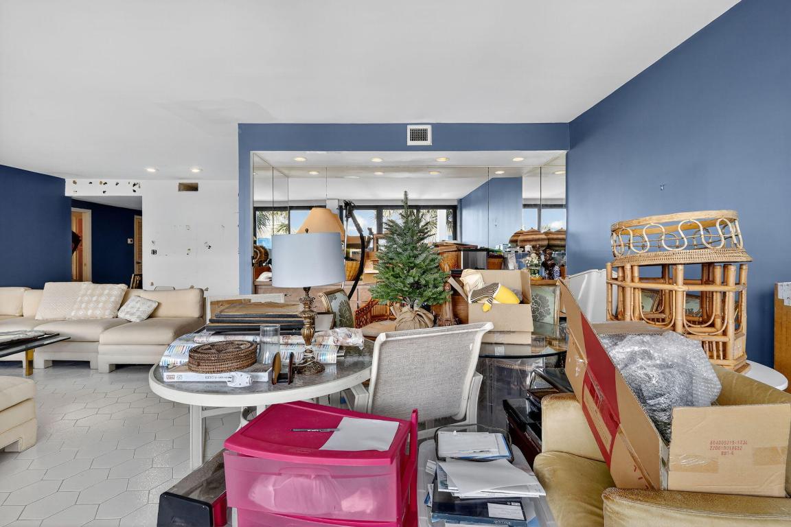 REEF CONDO - Residential