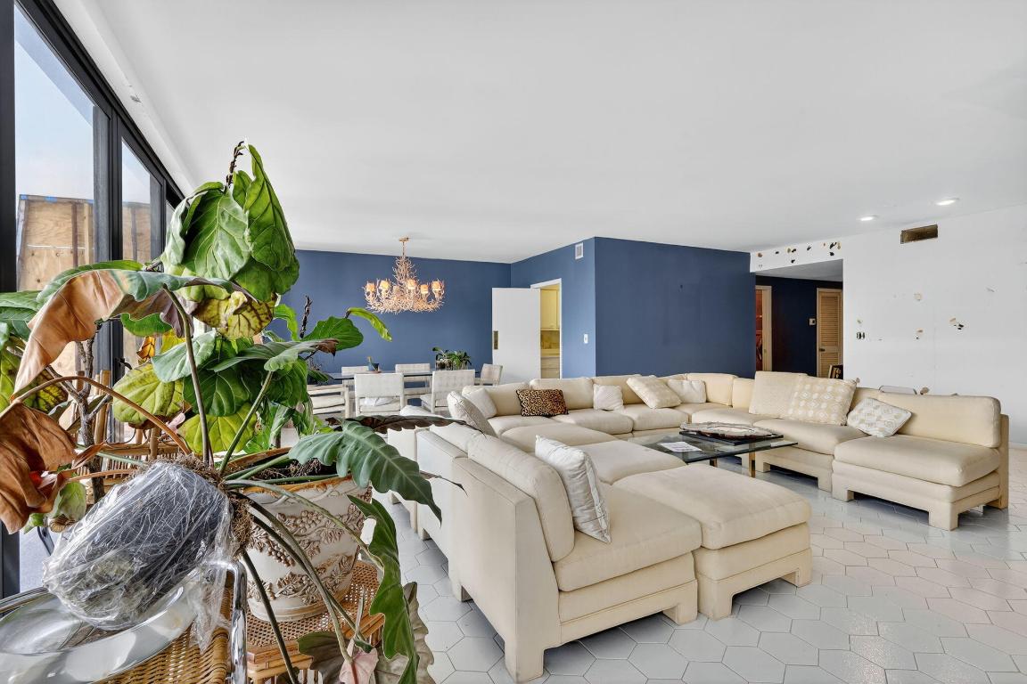 REEF CONDO - Residential