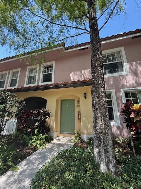 FANTASTIC LOCATION, 2/2 1/2 BATH ONE CAR GARAGE TOWNHOUSE IN GATED COMMUNITY CYPRESS POINT, ALL TILE FLOORS, WASHER AND DRYER AT FIRST FLOOR.COMMUNITY OFFERS CLUBHOUSE, POOL.EASY ACCESS TO ROADS, SHOPS, DINNING, ENTERTAINMENT.HOA REQUIRES A 680 CREDIT SCORE FOR ALL APPLICANTS .