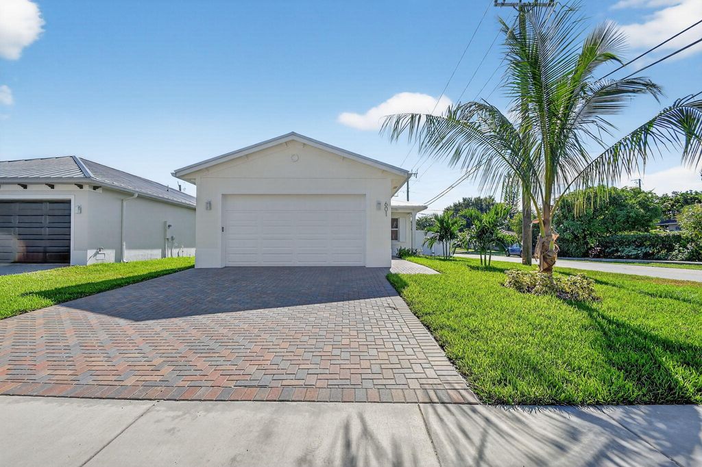 Photo of 601 N Loxahatchee Drive, Jupiter, FL 33458 (MLS # R11121248)