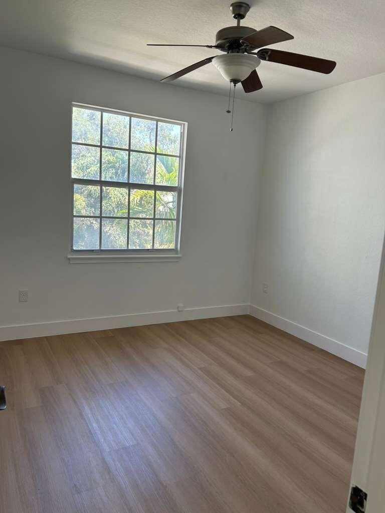 HOLLYWOOD LITTLE RANCHES - Residential
