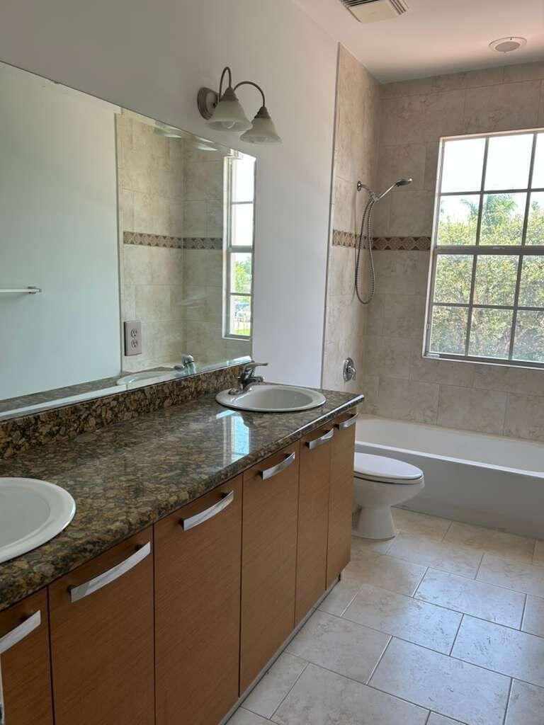 HOLLYWOOD LITTLE RANCHES - Residential