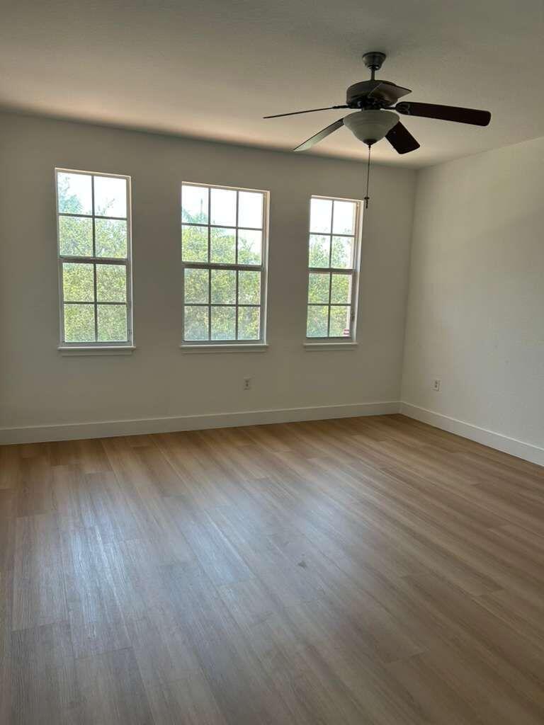 HOLLYWOOD LITTLE RANCHES - Residential