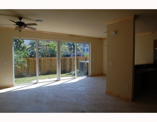 HOLLYWOOD LITTLE RANCHES - Residential