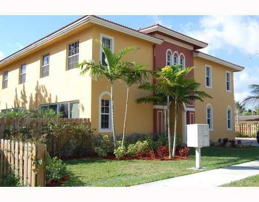 HOLLYWOOD LITTLE RANCHES - Residential